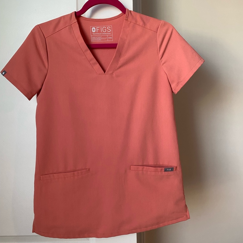 Figs Coral Casma 3-pocket scrub top